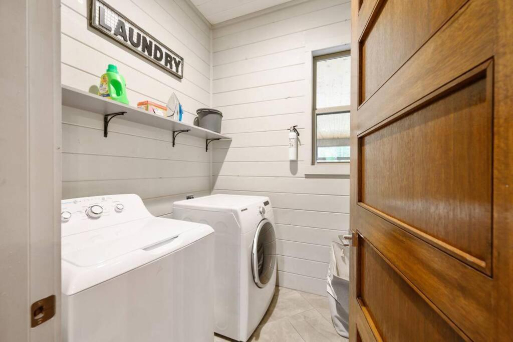 Strawberry Wine - Stunning Luxury Cabin, 2 Bedrooms with Game Room and Hot Tub ! view 2