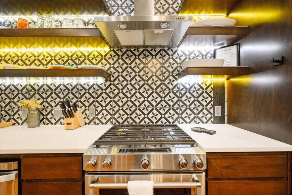 Strawberry Wine - Stunning Luxury Cabin, 2 Bedrooms with Game Room and Hot Tub ! view 3