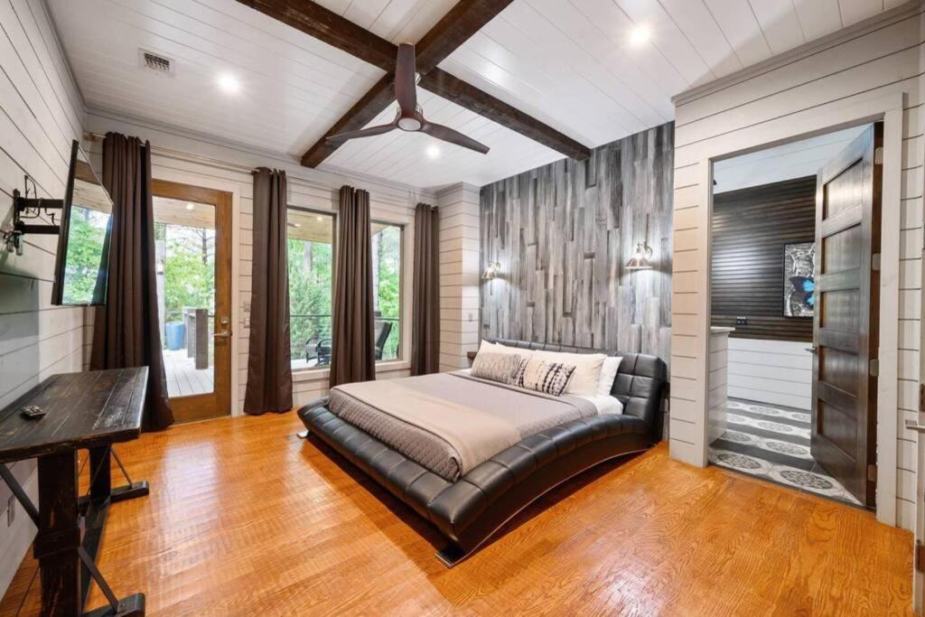 Strawberry Wine - Stunning Luxury Cabin, 2 Bedrooms with Game Room and Hot Tub ! view 5