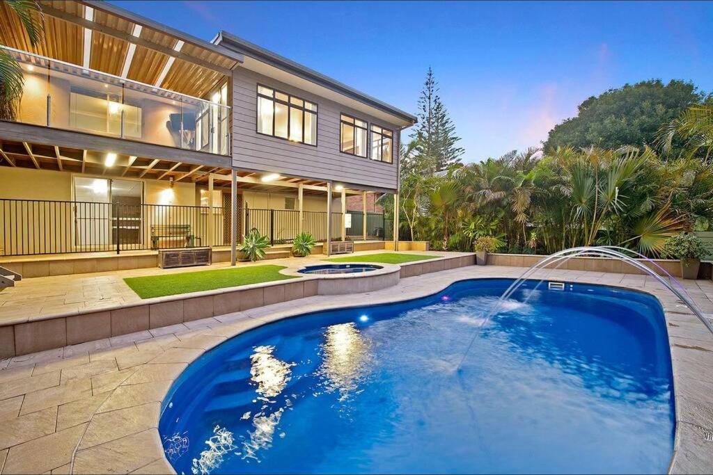 Harrys @ Shelly Beach - family home with pool