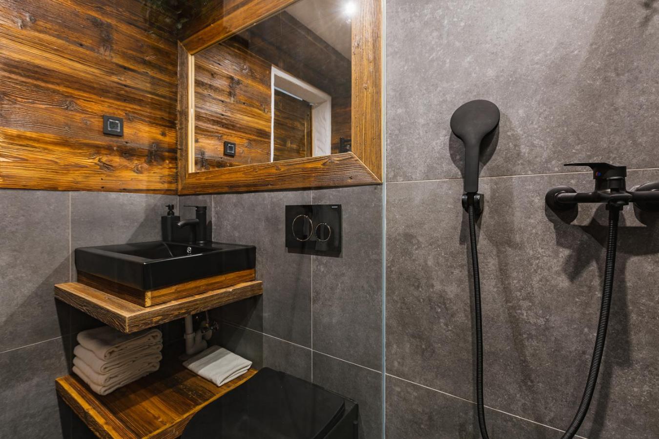Hiša TRENTAR Peaceful Mountain Escape with Creek Sounds & Private Parking