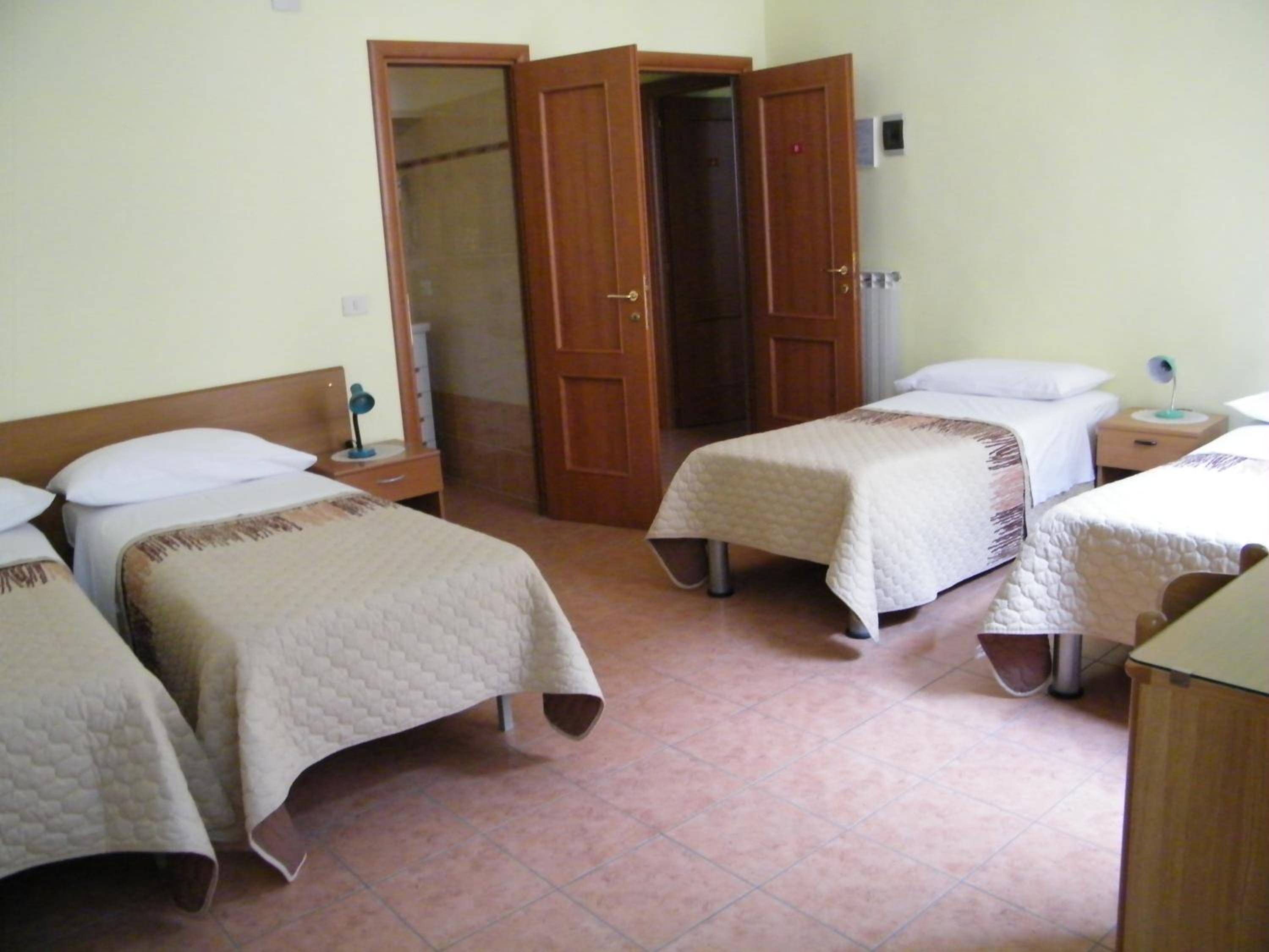 Torino central-- rooms and Apartments - Alba view 2