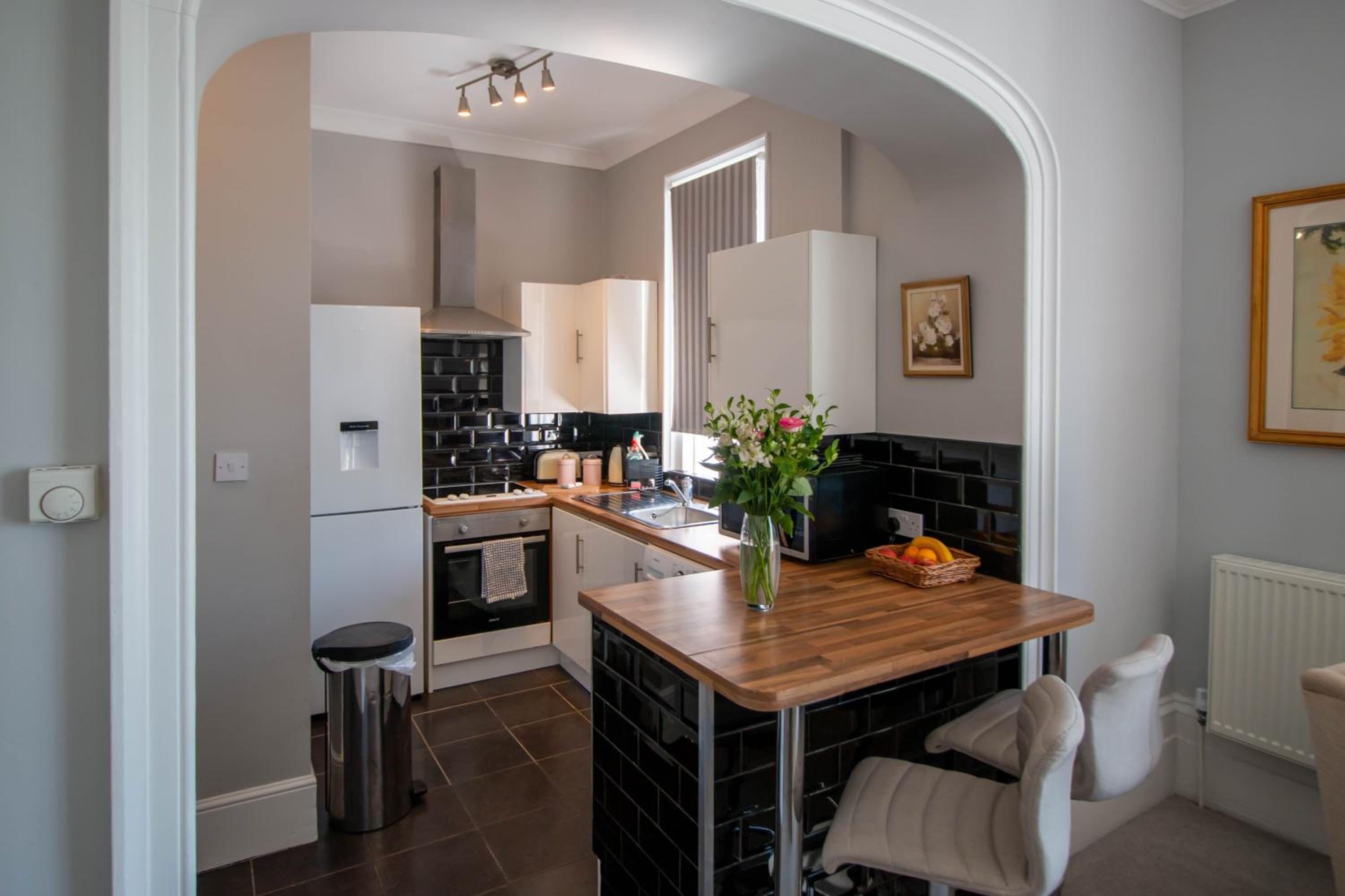 Grand 2 bed Georgian apartment at Florence House with king bed, in the heart of Herne Bay & 300m from beach view 2