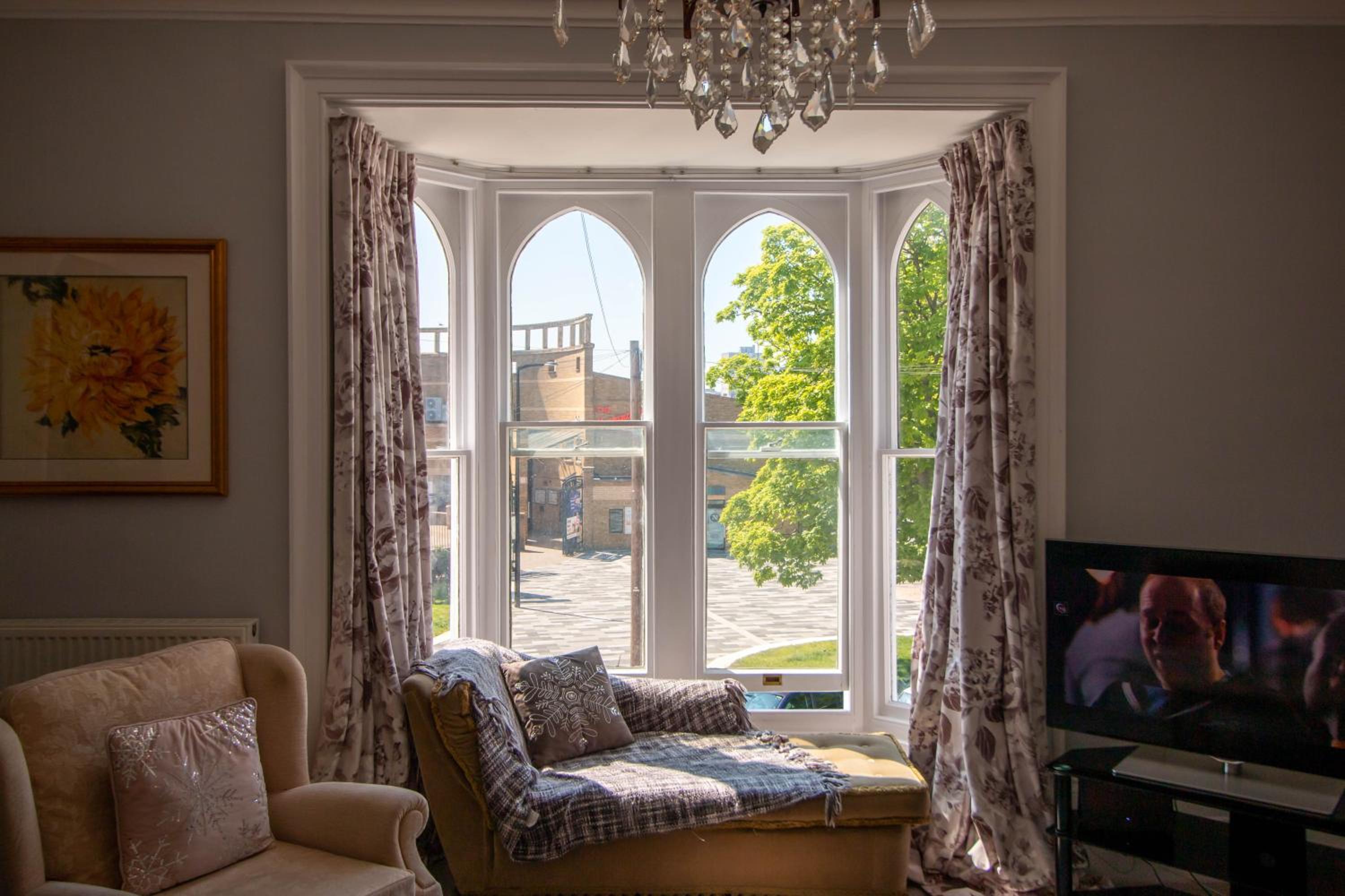 Grand 2 bed Georgian apartment at Florence House with king bed, in the heart of Herne Bay & 300m from beach view 5