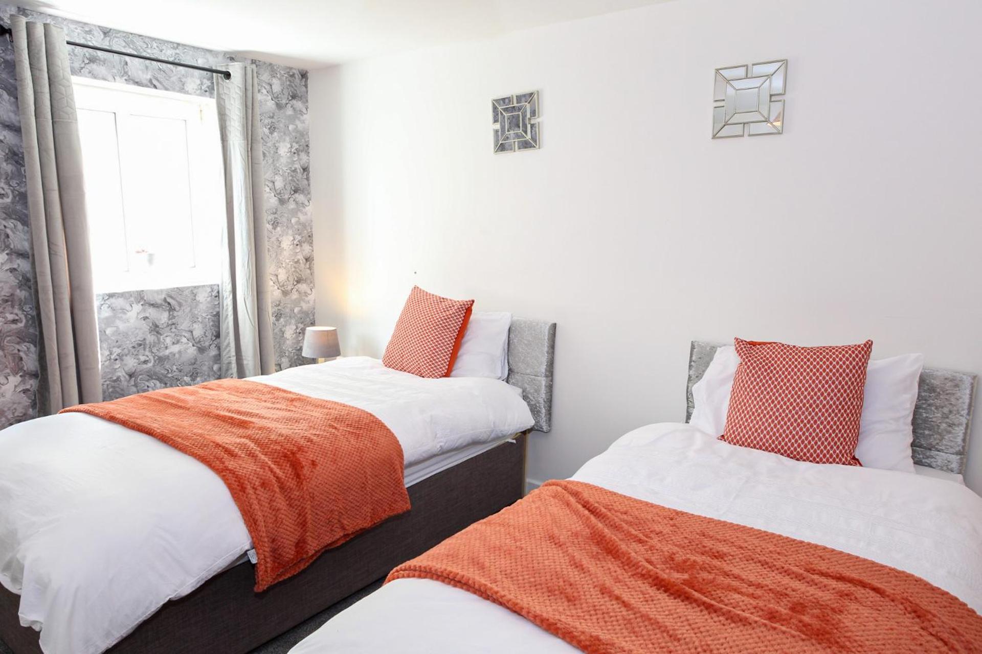 Contractor & Leisure Stays- FREE Parking with Great Location view 3