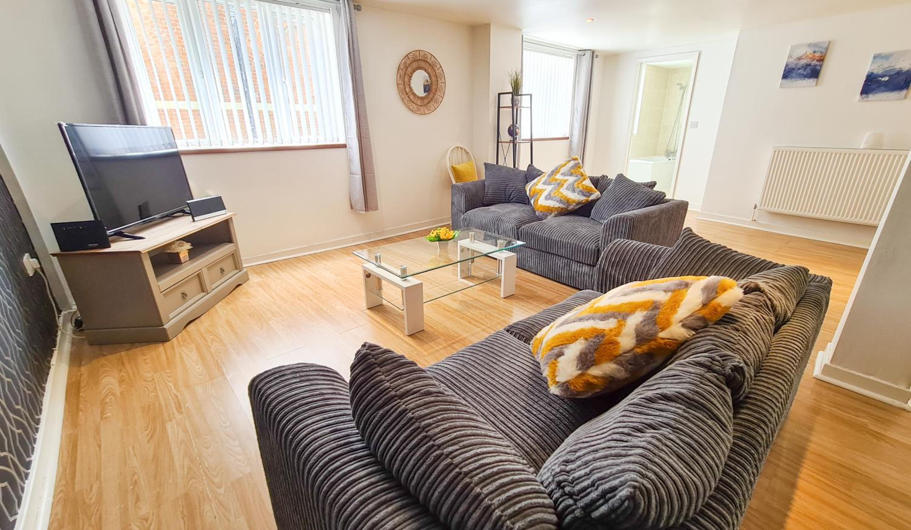 Contractor & Leisure Stays- FREE Parking with Great Location view 4