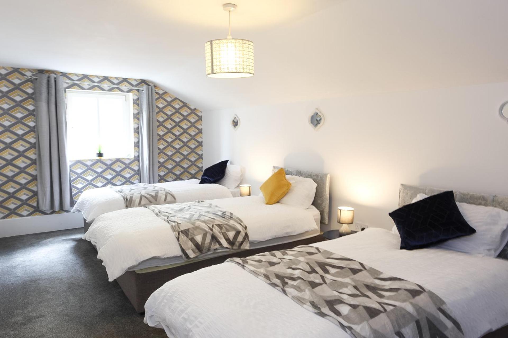 Contractor & Leisure Stays- FREE Parking with Great Location view 5