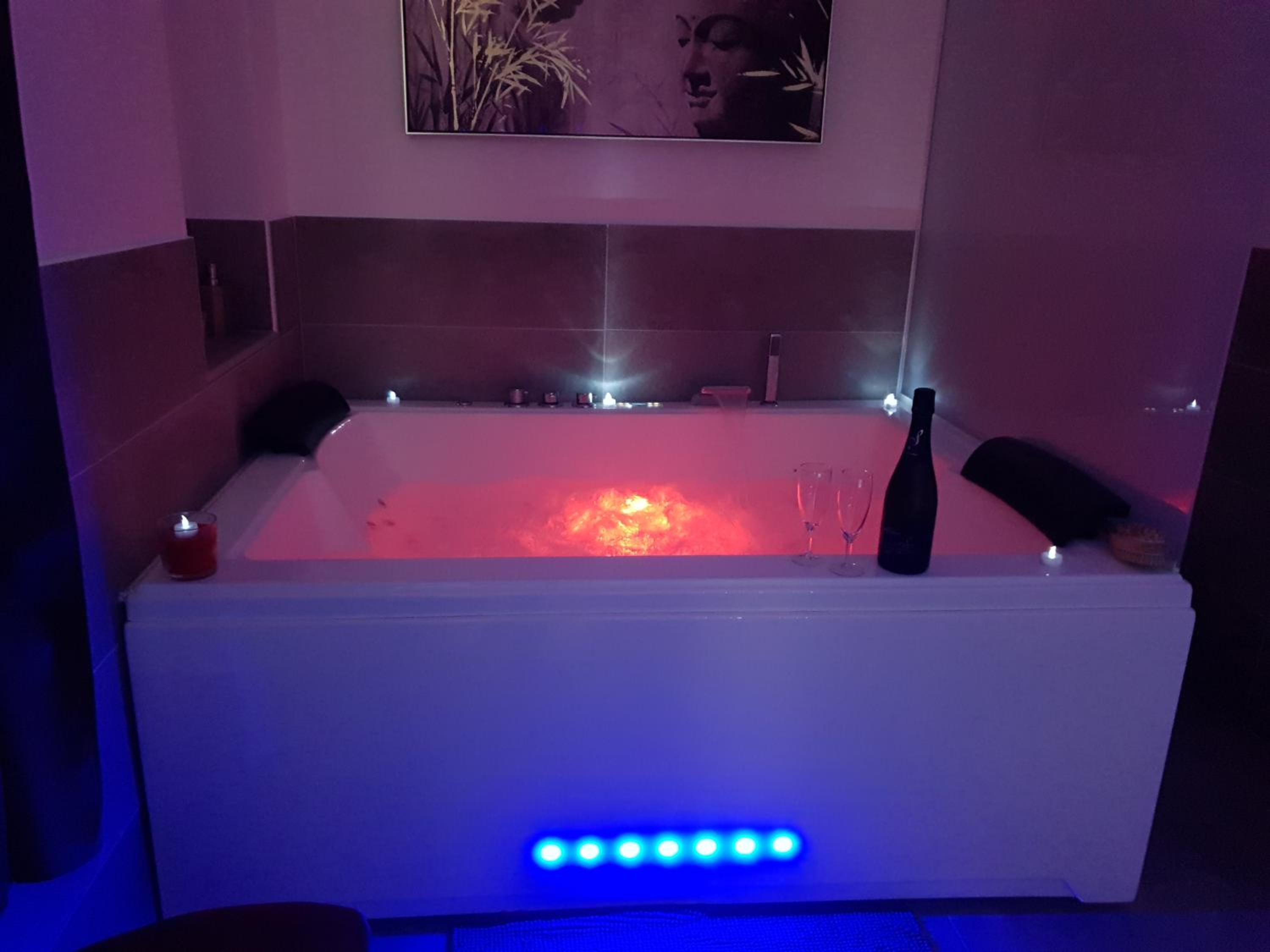 Elle & Lui en Jacuzzi view 5
