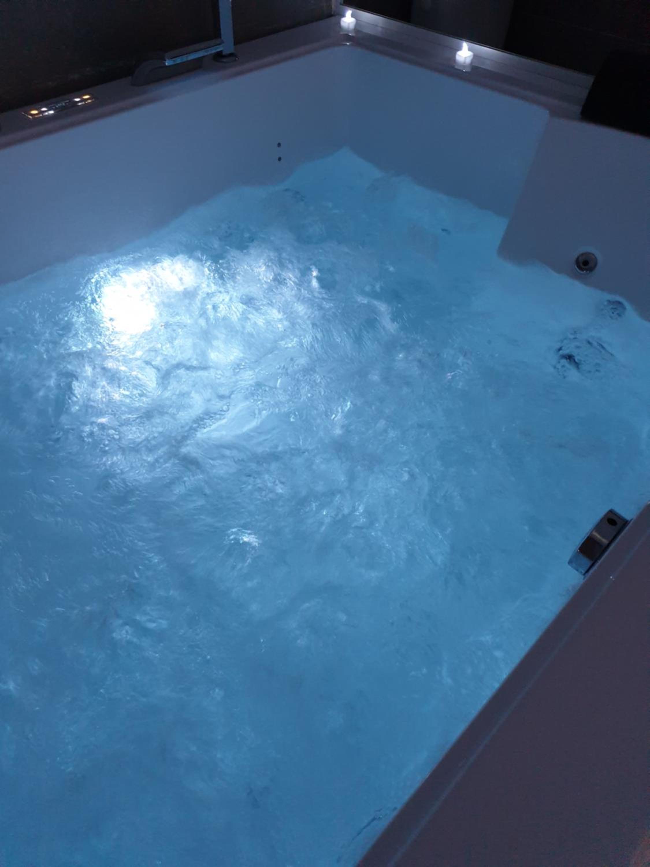Elle & Lui en Jacuzzi view 3