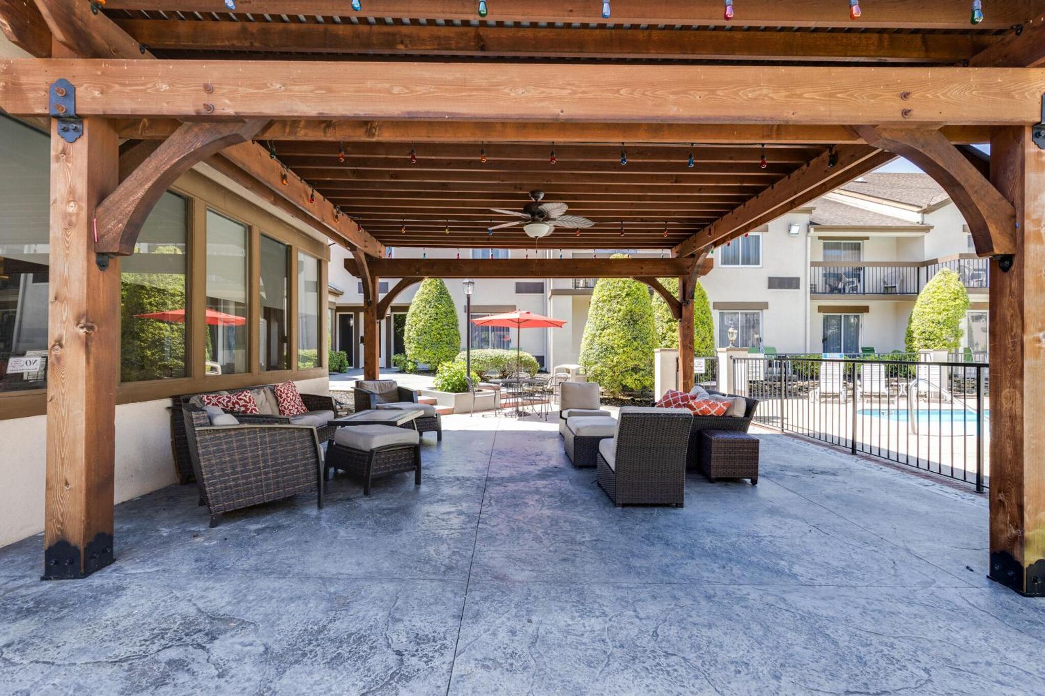 Club Hotel Nashville Inn Suites - Property Image 2