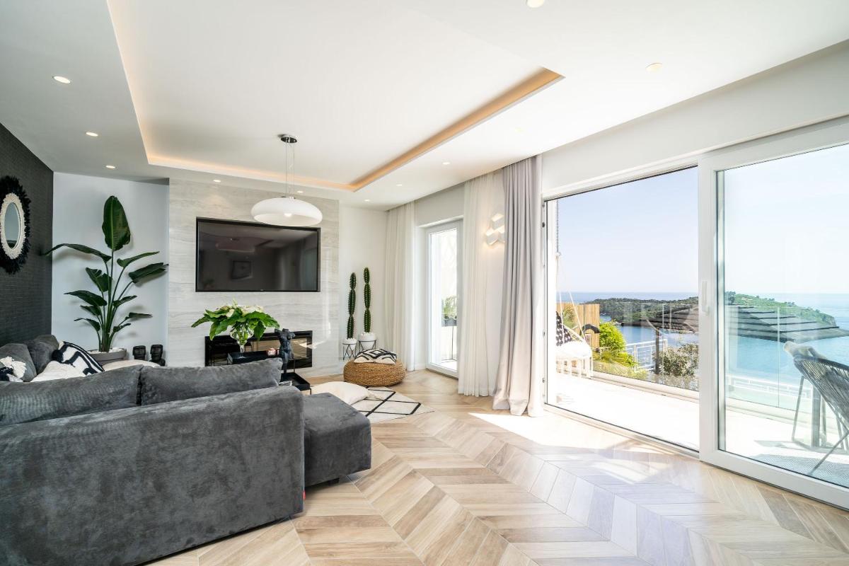 Gorgeous Ground Floor w/ Minipool & Patio