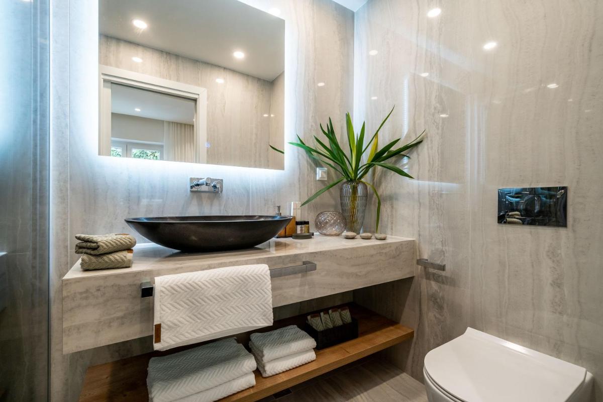 Gorgeous Ground Floor w/ Minipool & Patio