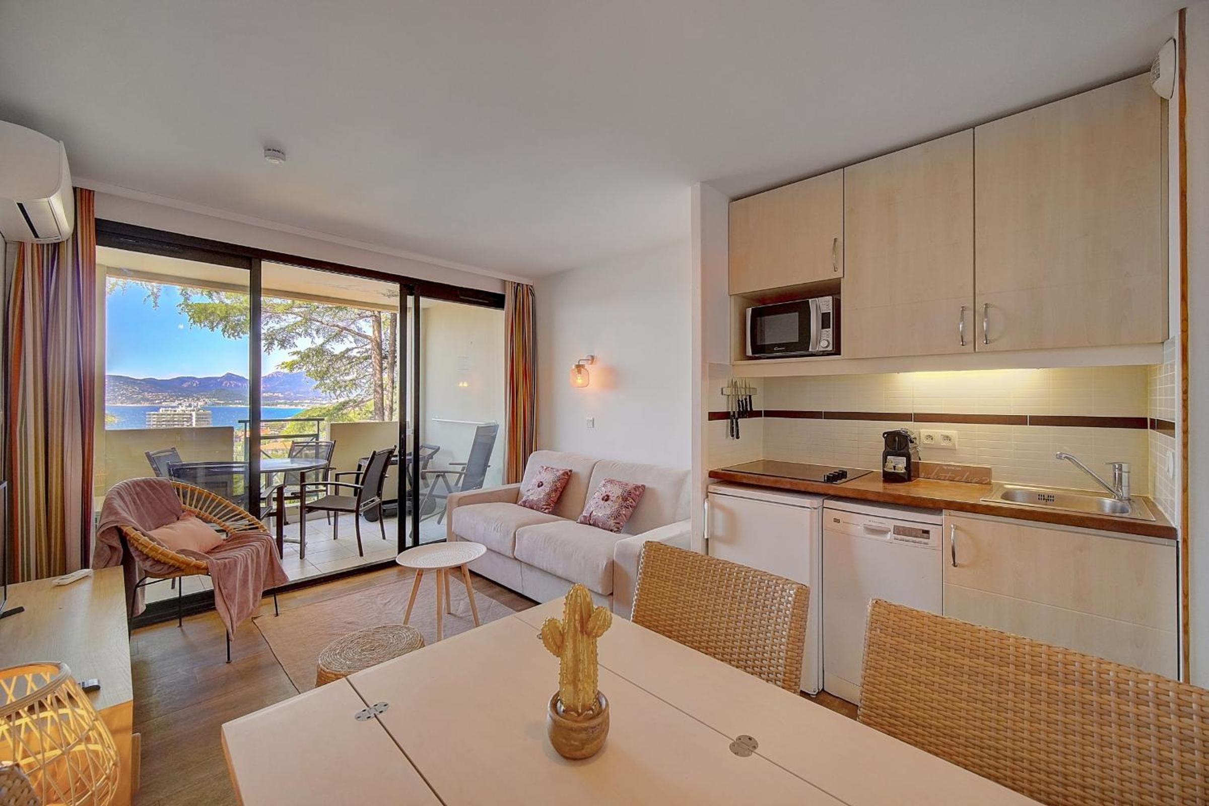 IMMOGROOM - 2 Rooms sea view renovated - Pool - Terrace - Parking photo 2