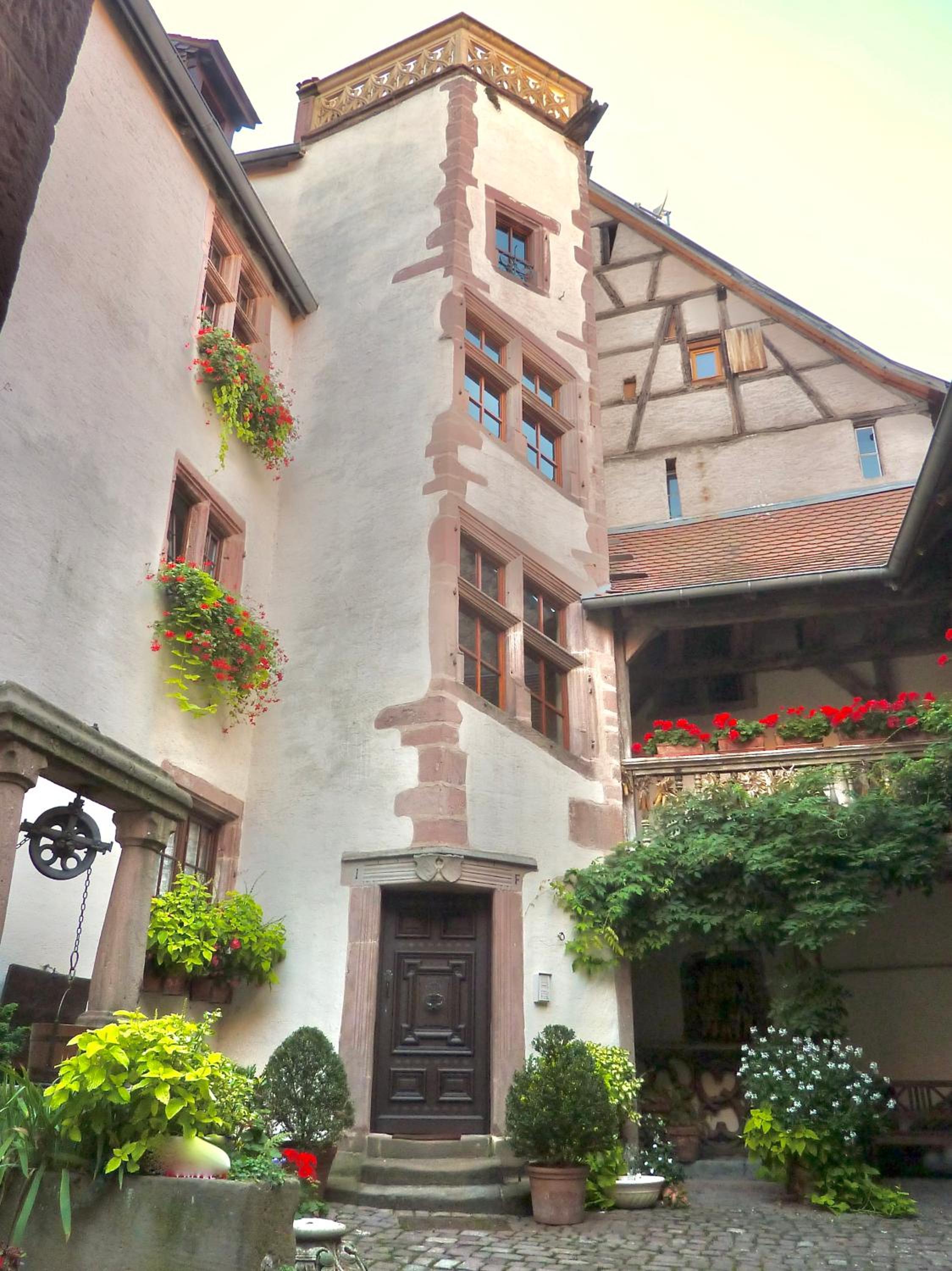 ADRIHOF à Riquewihr, Cour de l'Abbaye d'Autrey view 4