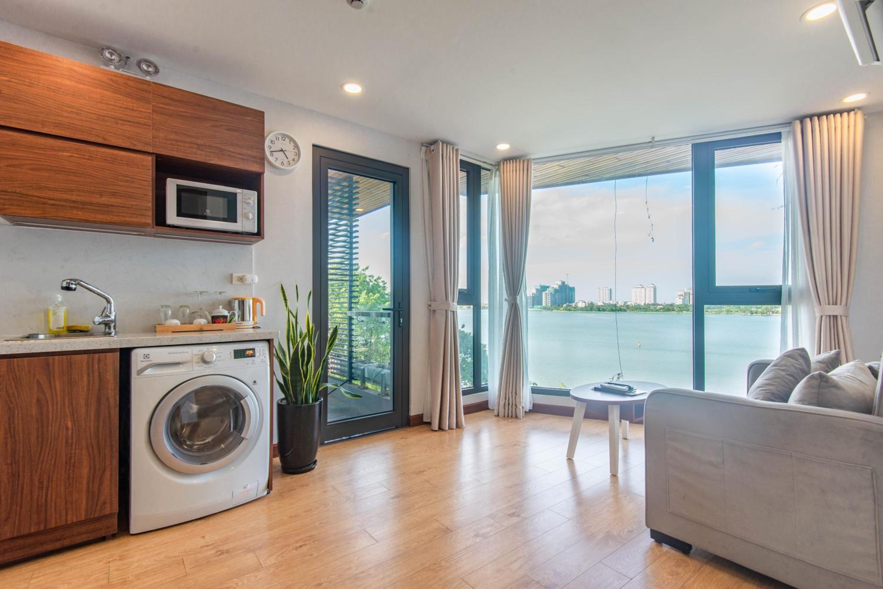 22Land Moon West Lake