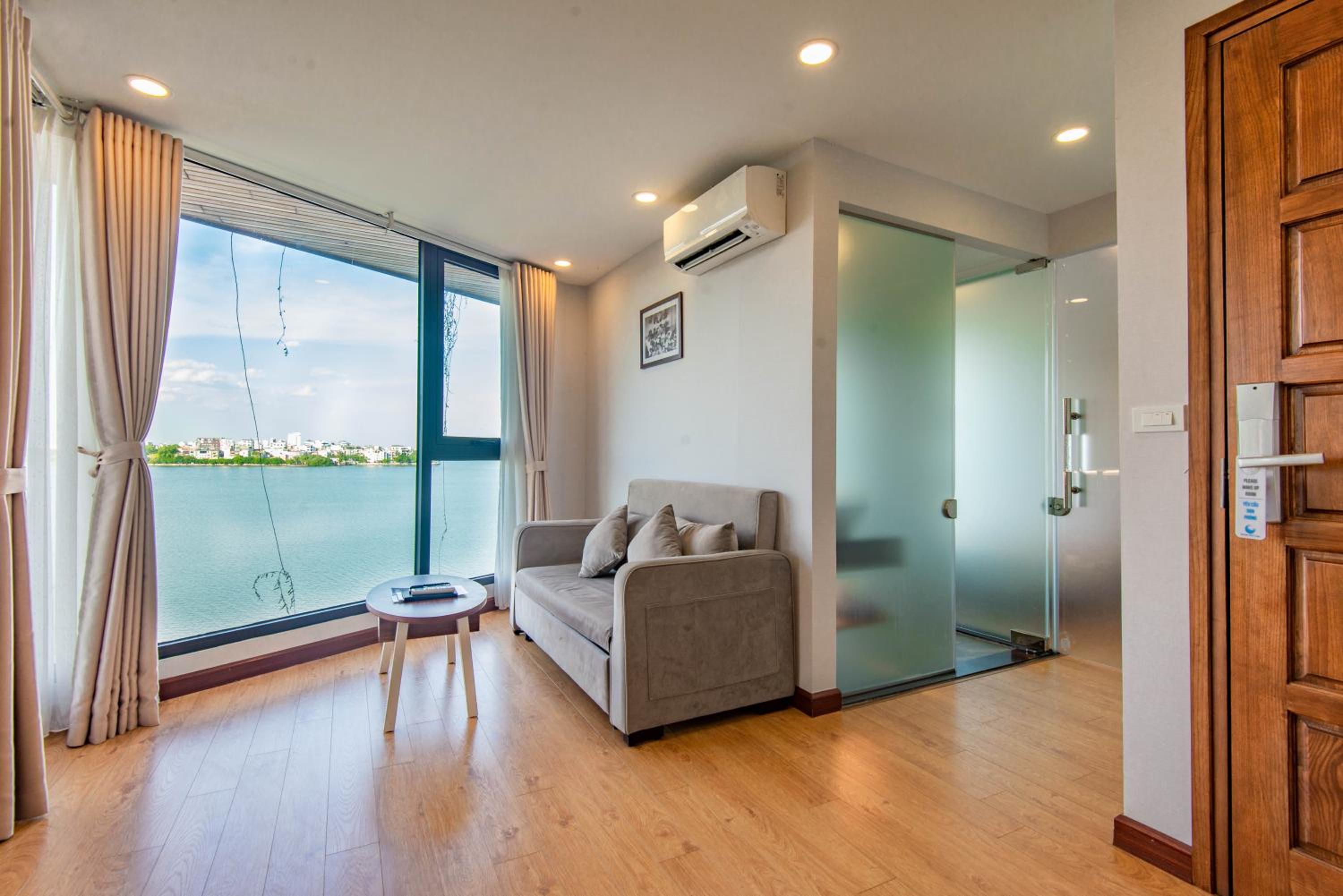 22Land Moon West Lake