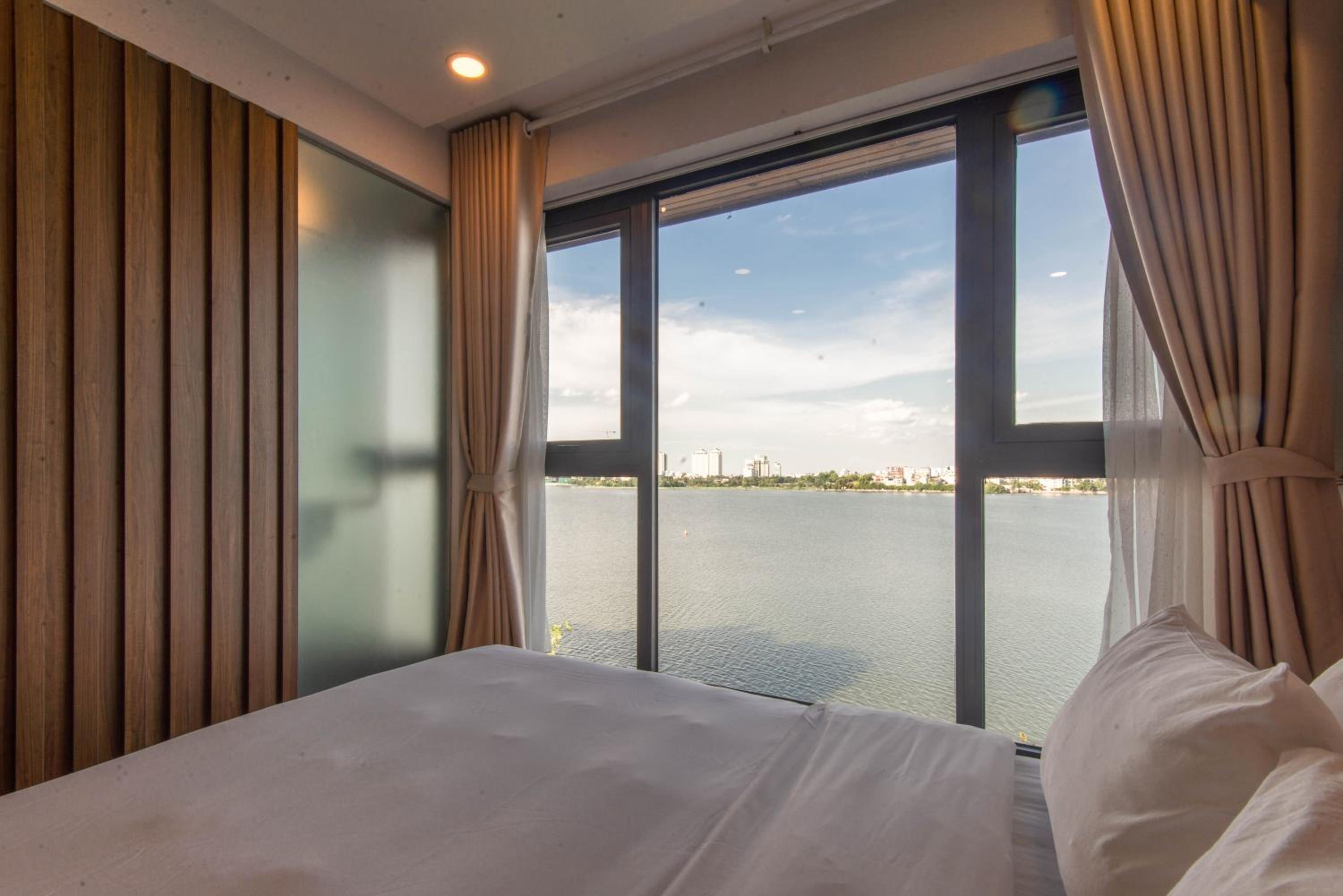 22Land Moon West Lake