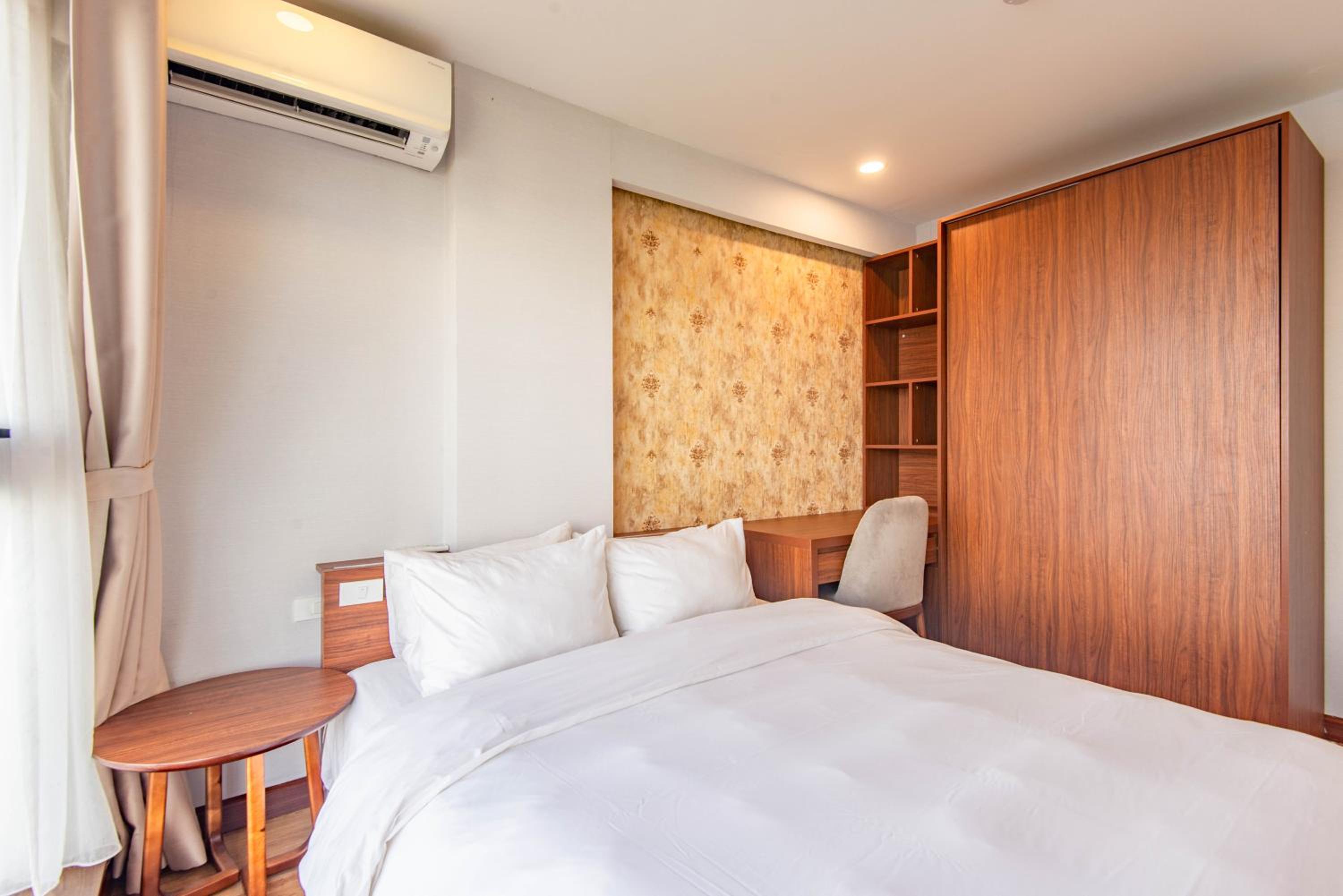 22Land Moon West Lake