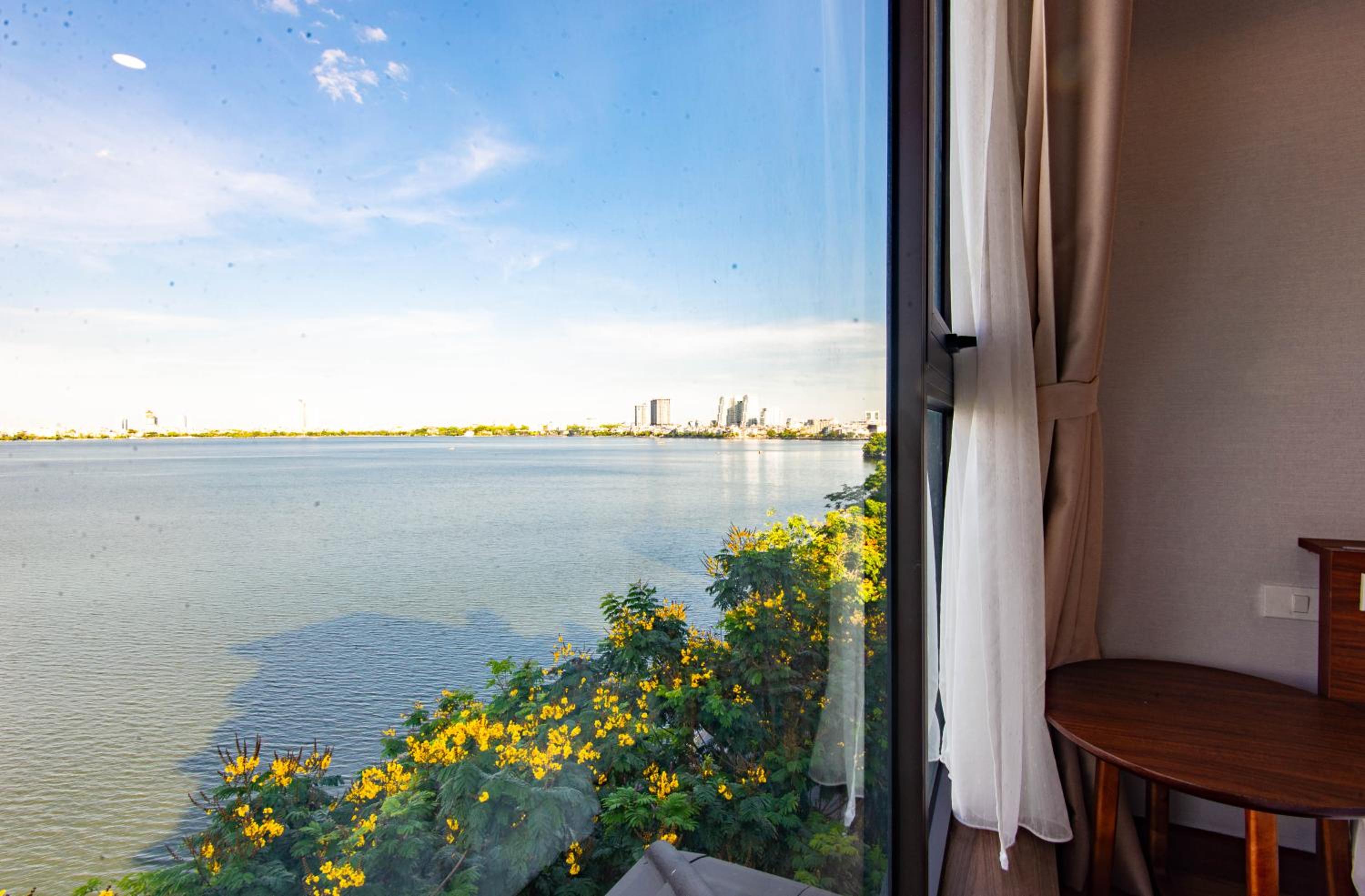 22Land Moon West Lake