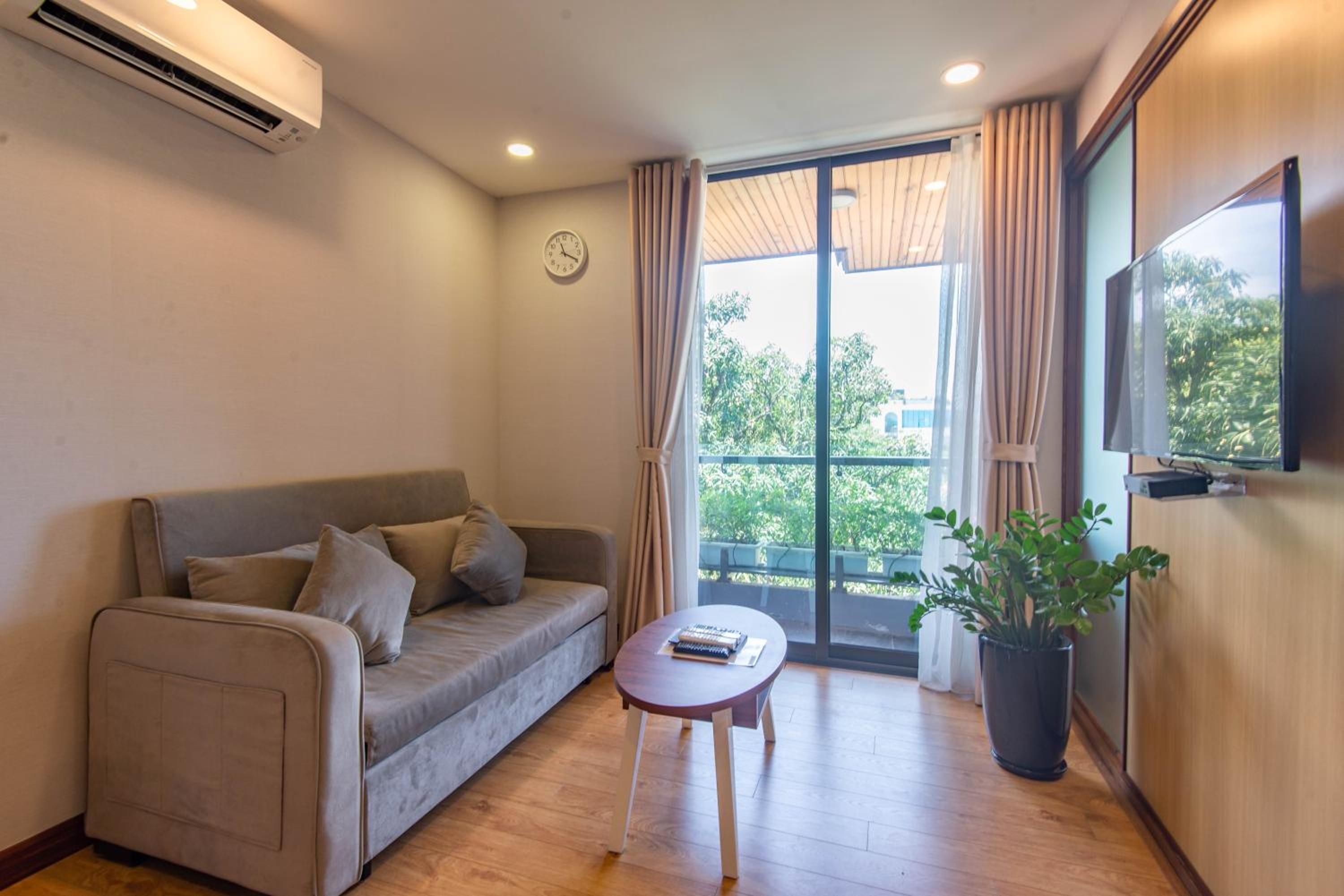 22Land Moon West Lake