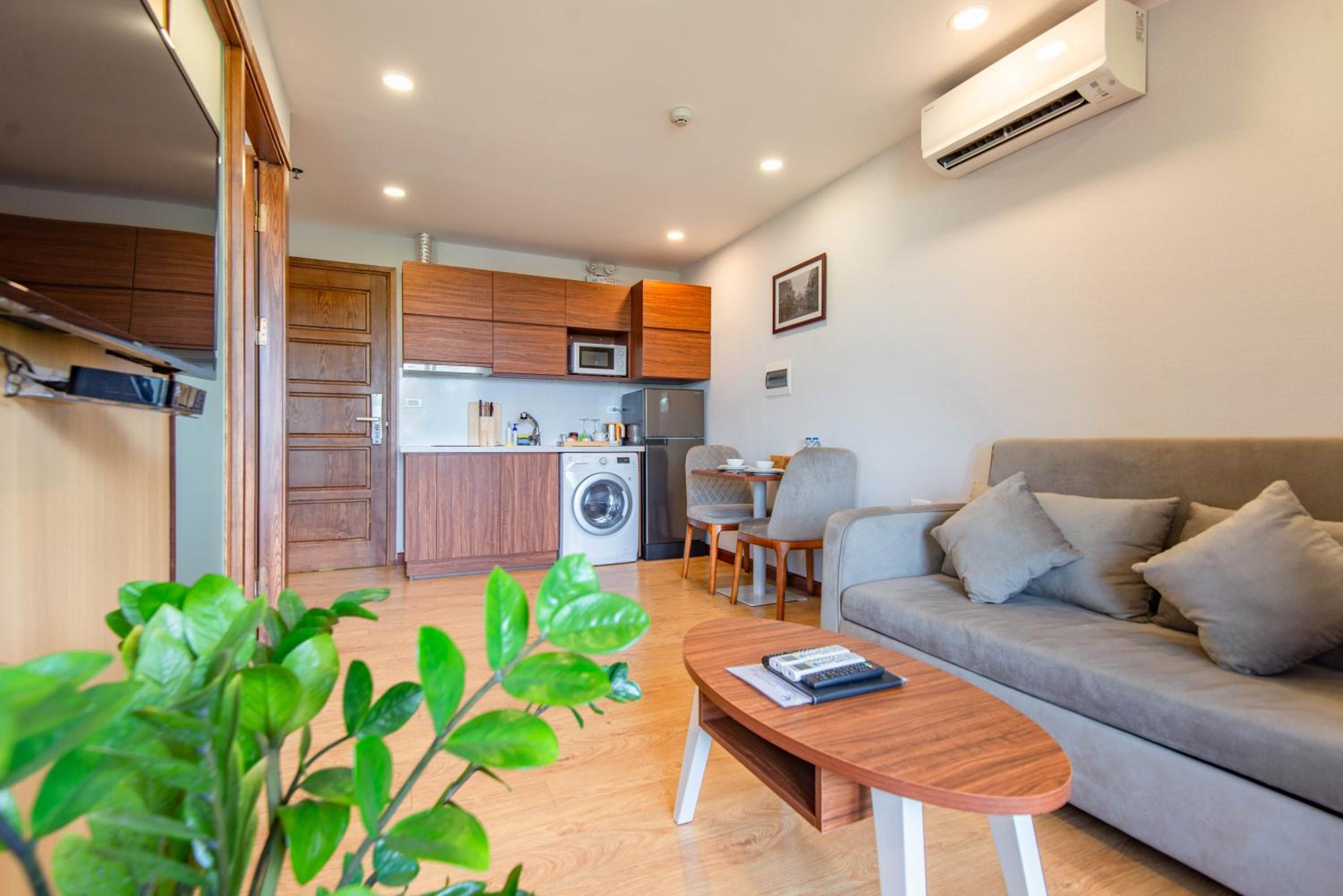 22Land Moon West Lake