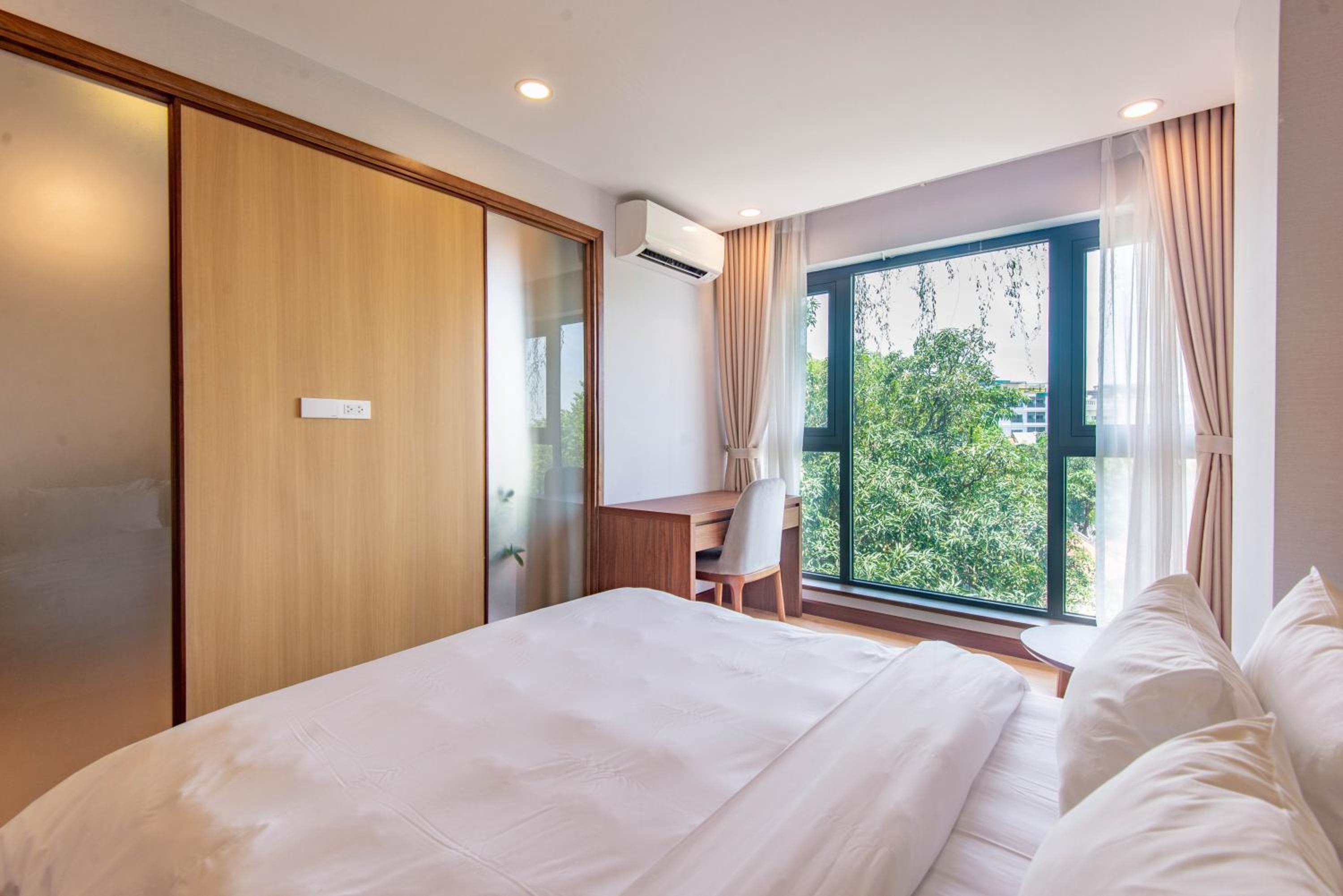 22Land Moon West Lake