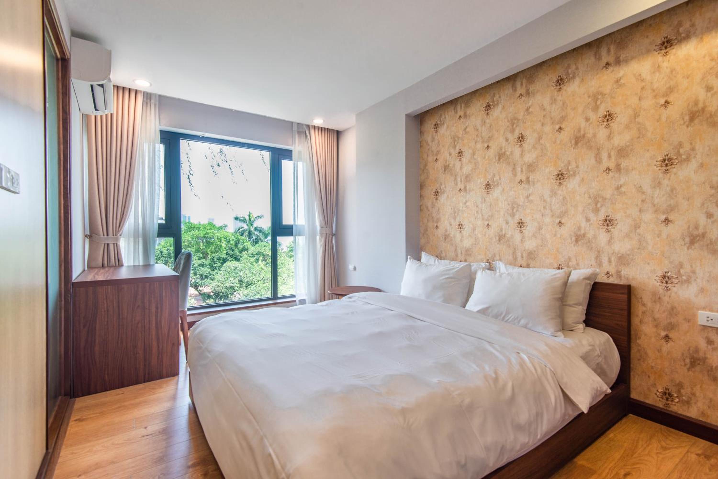22Land Moon West Lake