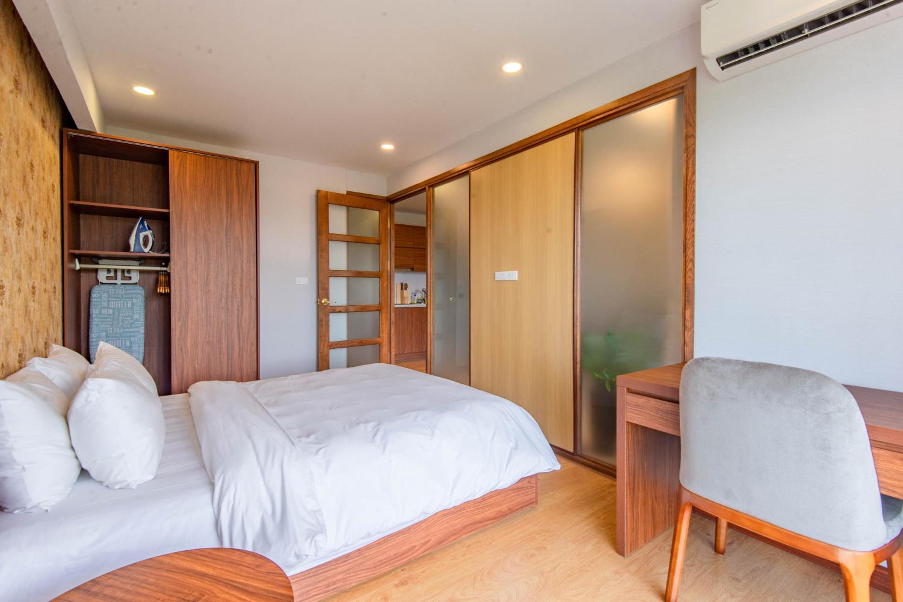 22Land Moon West Lake