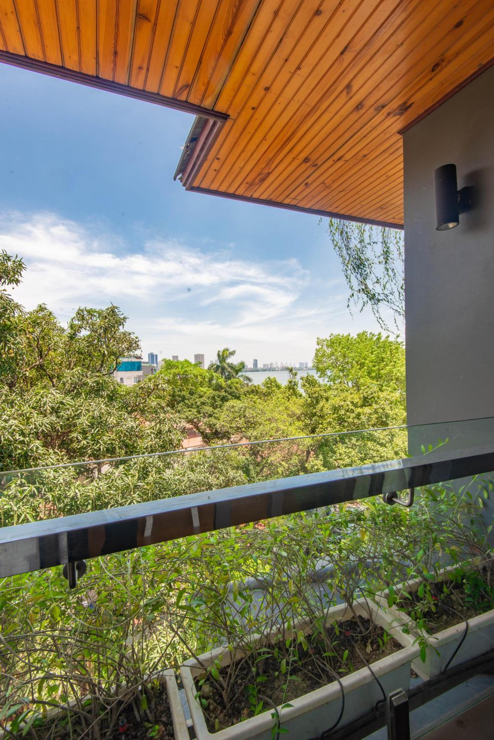 22Land Moon West Lake