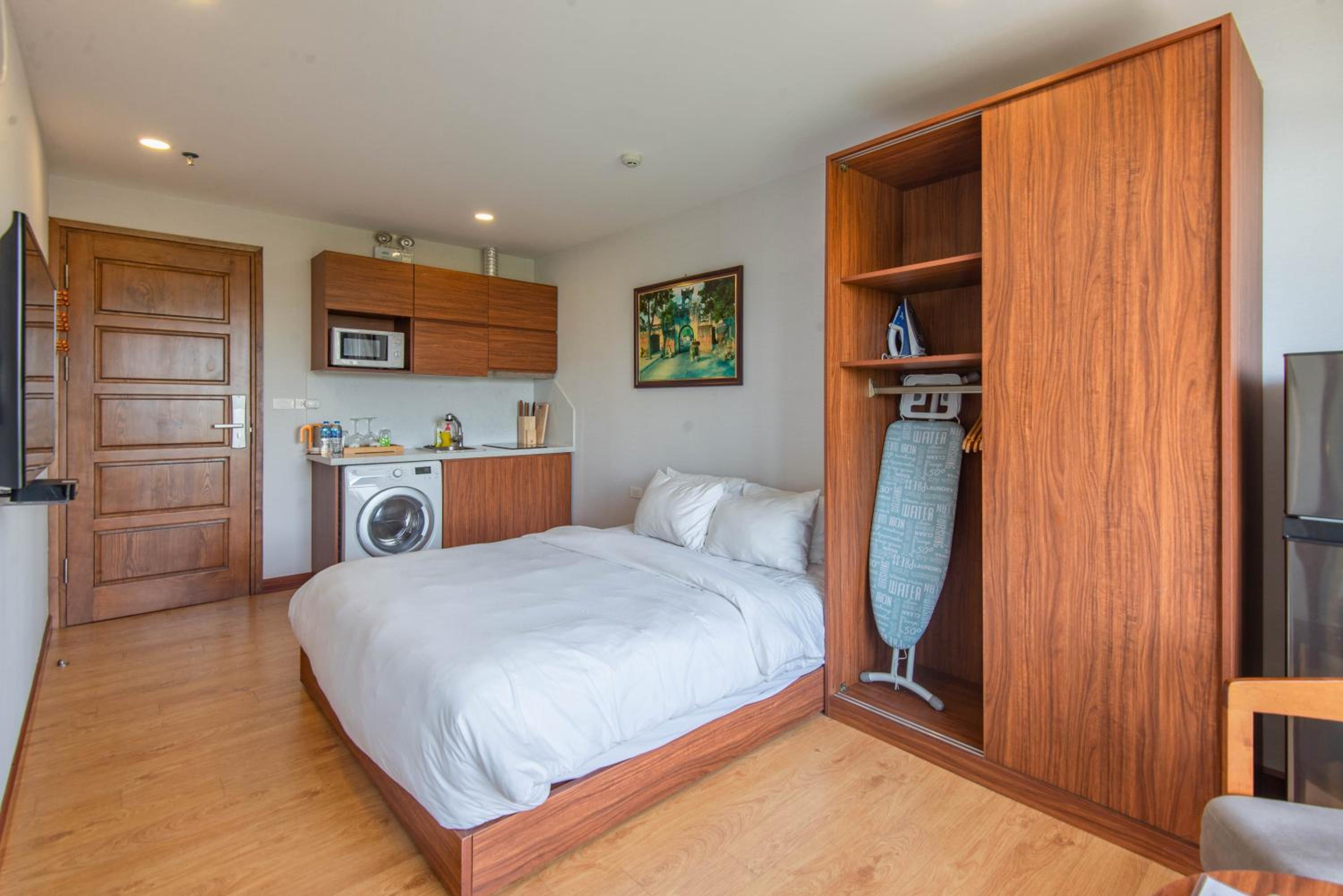 22Land Moon West Lake