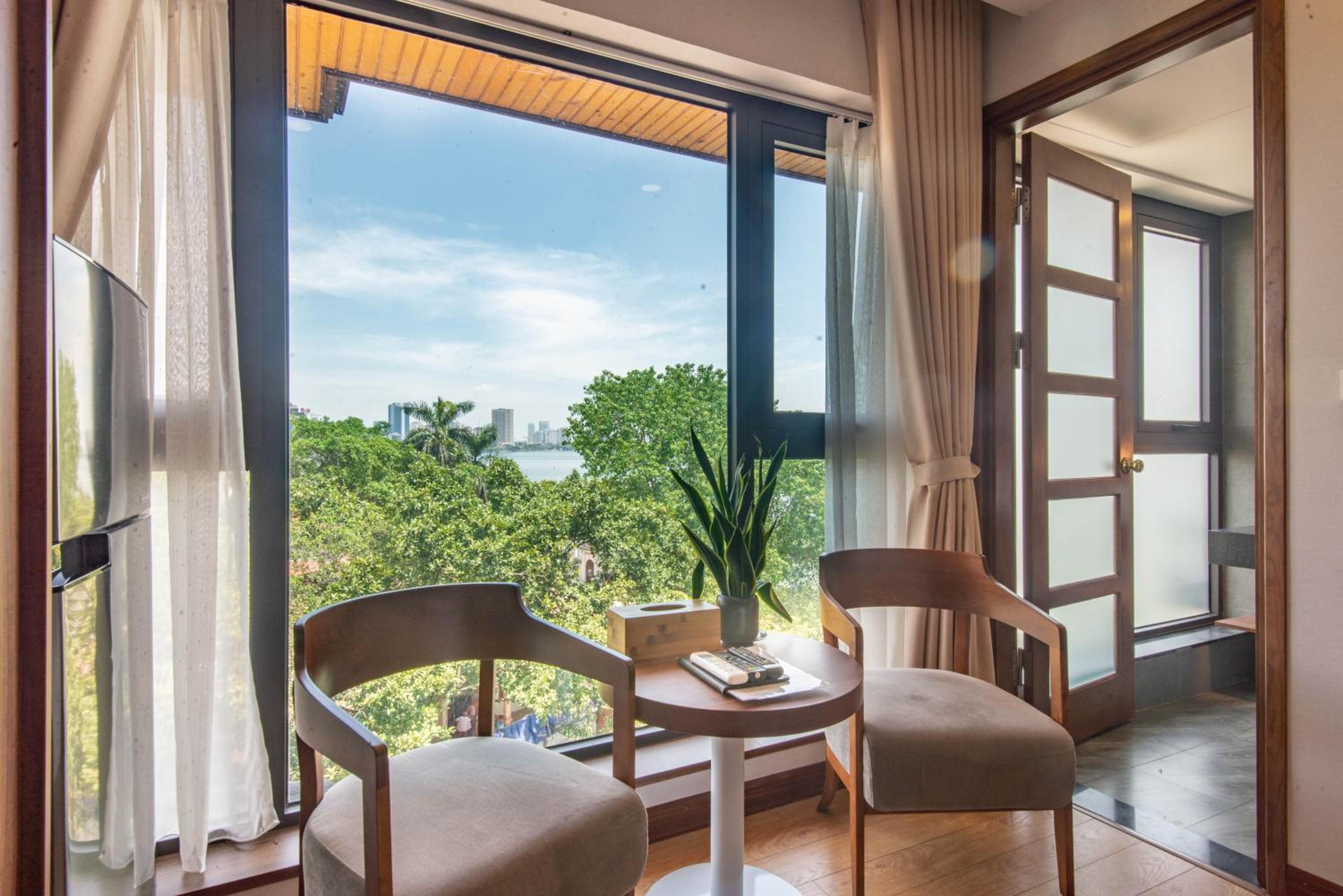 22Land Moon West Lake