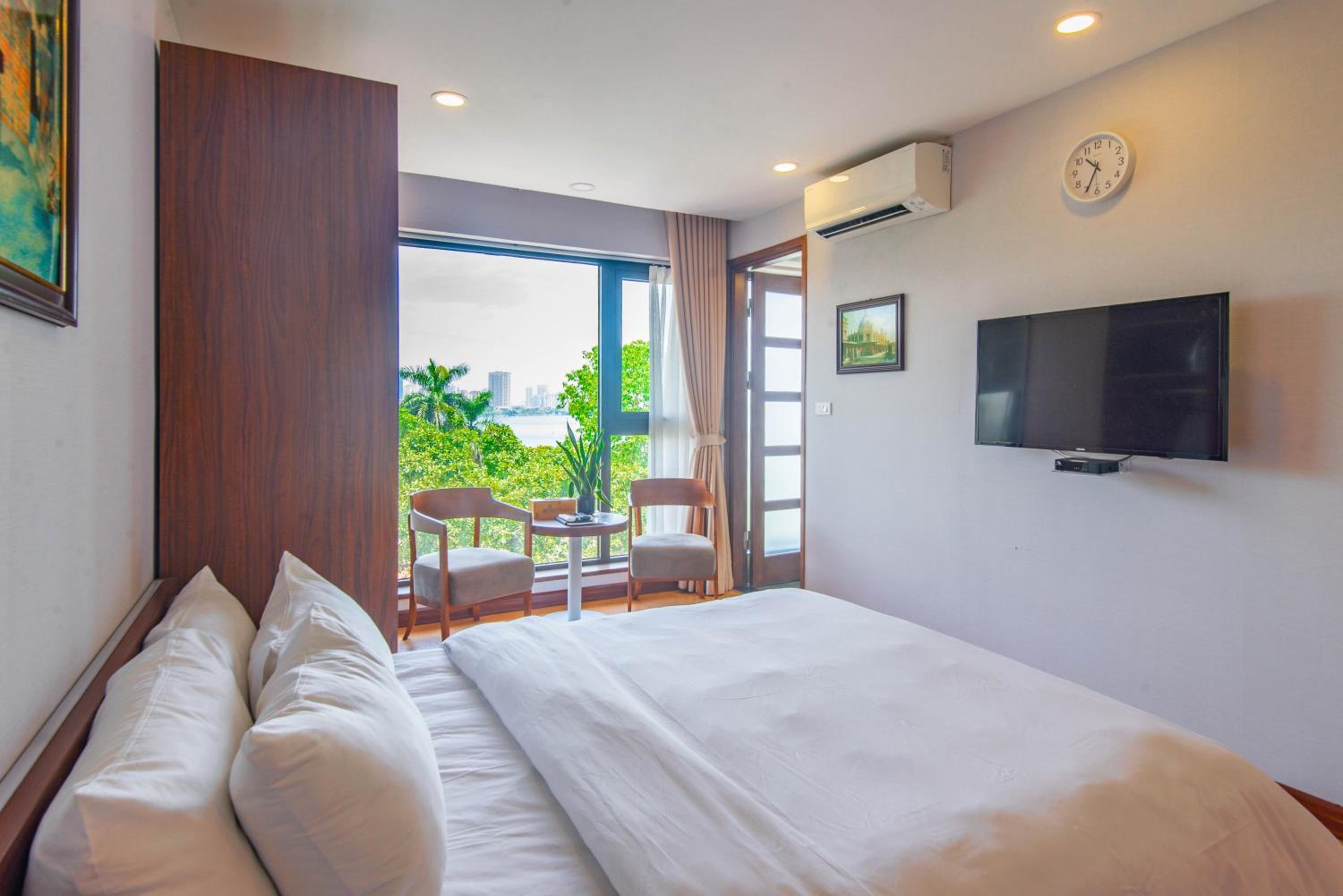22Land Moon West Lake