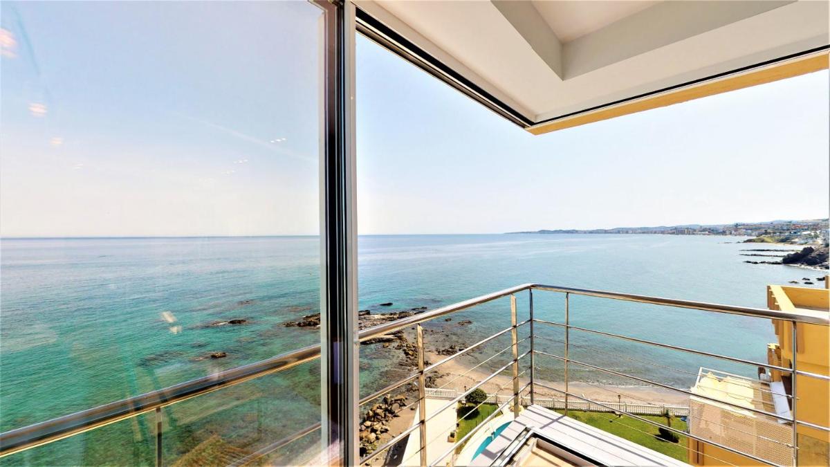Perla Torremuelle Front Line Duplex photo 3
