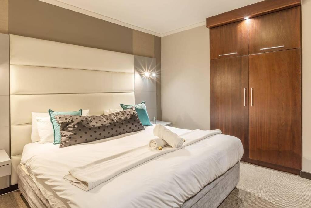 Spacious Apartment in CBD Pool & Parking perfect for the corporate traveller