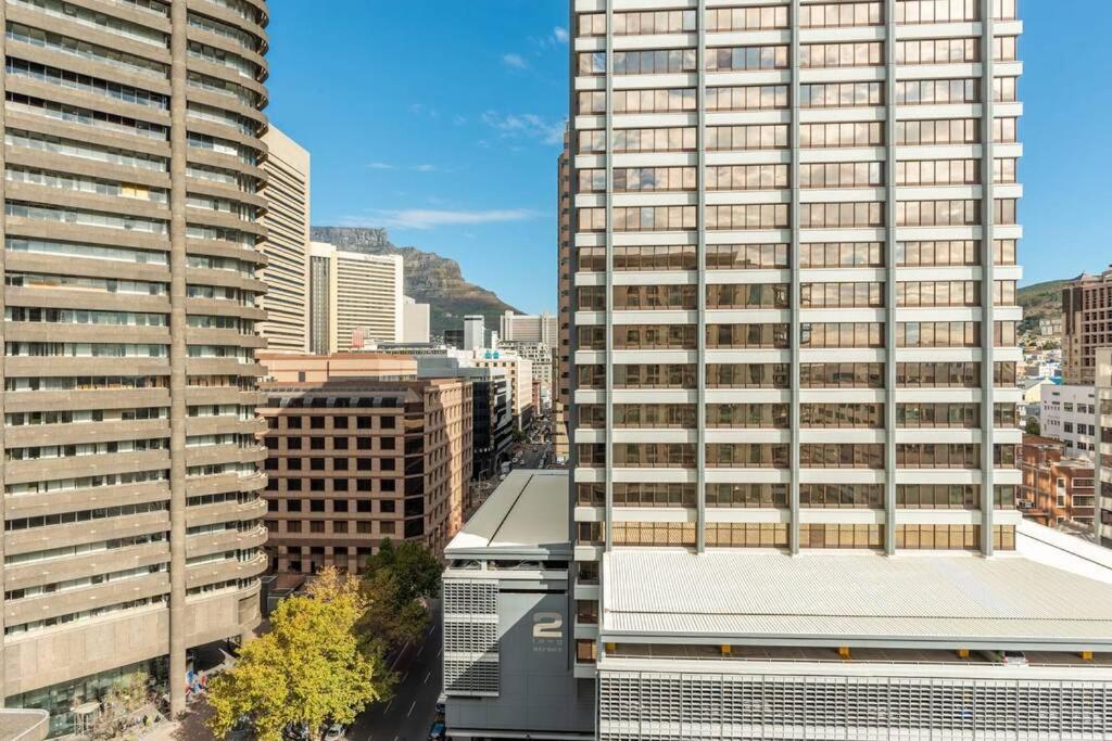 Spacious Apartment in CBD Pool & Parking perfect for the corporate traveller