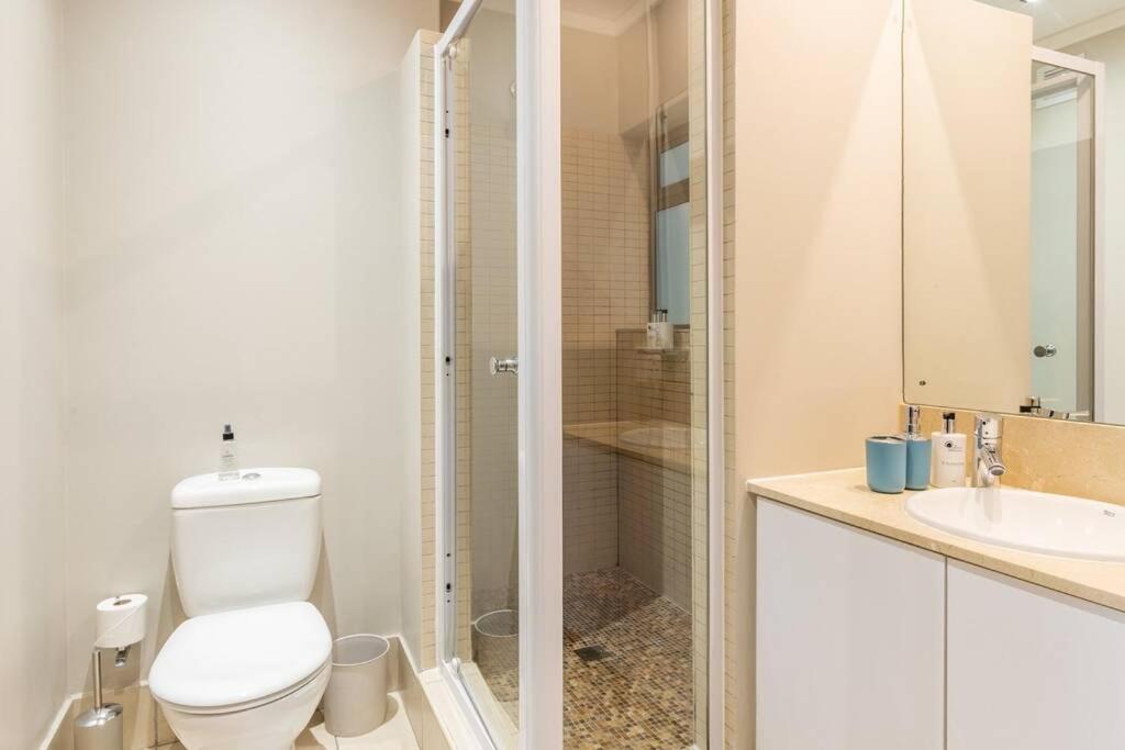 Spacious Apartment in CBD Pool & Parking perfect for the corporate traveller