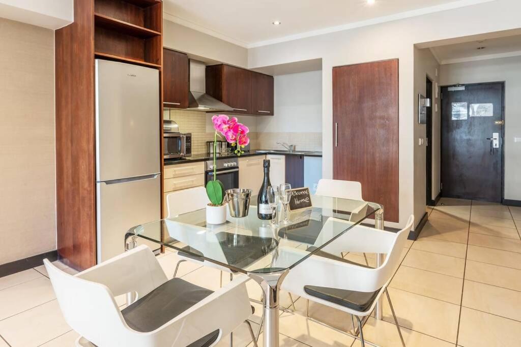 Spacious Apartment in CBD Pool & Parking perfect for the corporate traveller