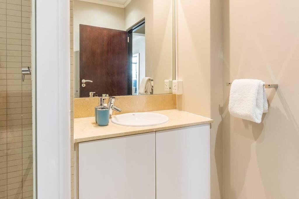 Spacious Apartment in CBD Pool & Parking perfect for the corporate traveller