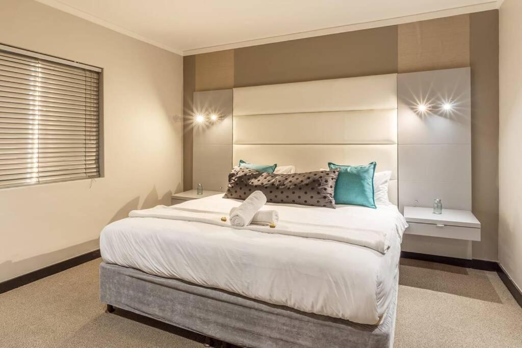 Spacious Apartment in CBD Pool & Parking perfect for the corporate traveller