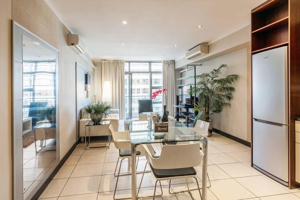 Spacious Apartment in CBD Pool & Parking perfect for the corporate traveller