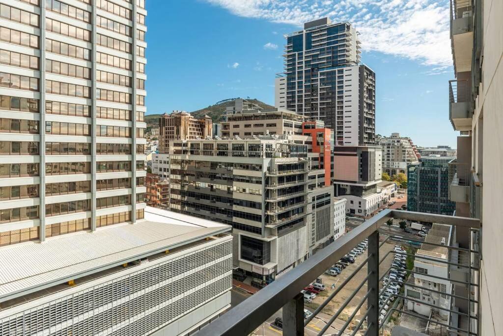 Spacious Apartment in CBD Pool & Parking perfect for the corporate traveller