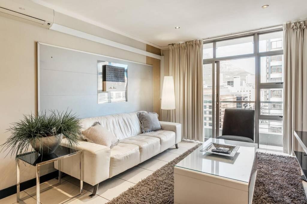 Spacious Apartment in CBD Pool & Parking perfect for the corporate traveller