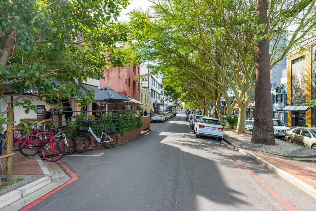 Spacious Apartment in CBD Pool & Parking perfect for the corporate traveller