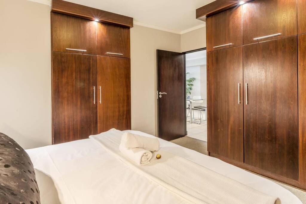 Spacious Apartment in CBD Pool & Parking perfect for the corporate traveller
