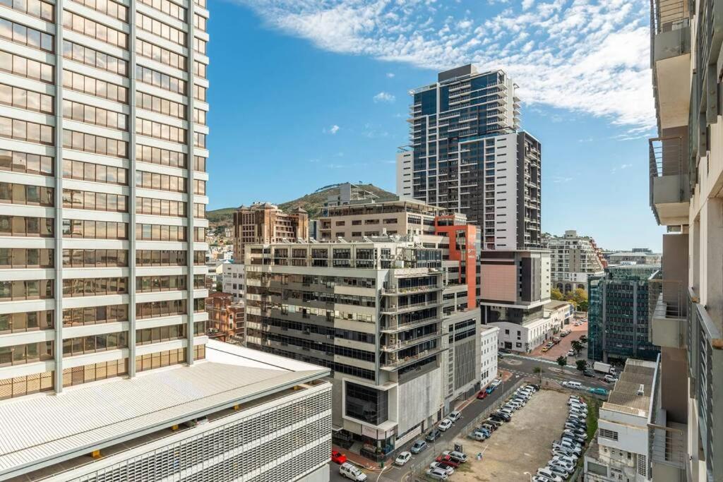 Spacious Apartment in CBD Pool & Parking perfect for the corporate traveller