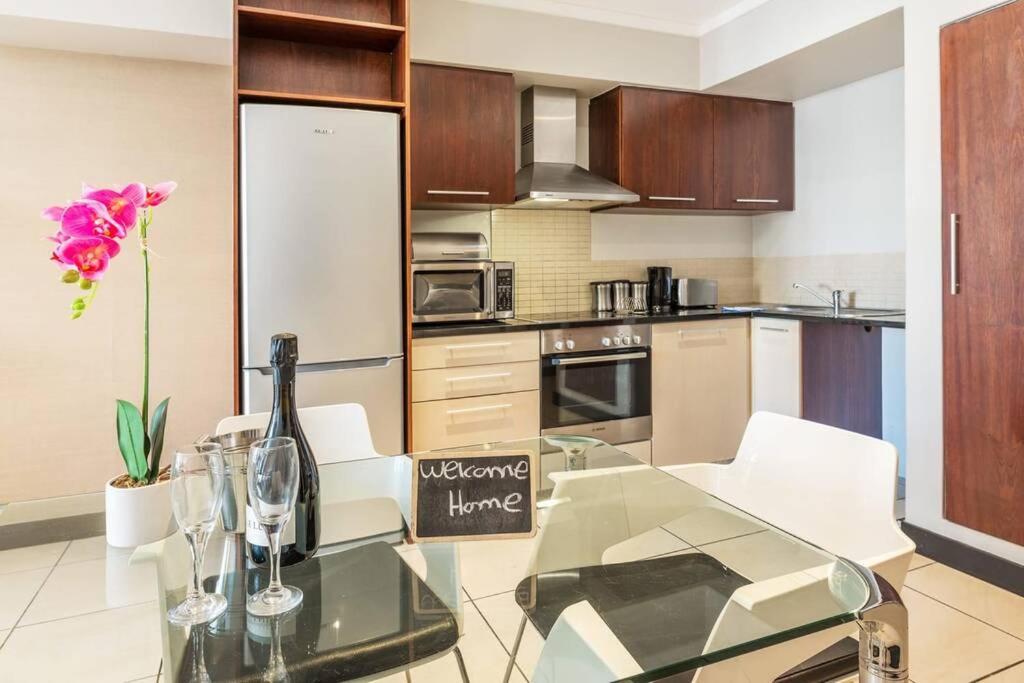 Spacious Apartment in CBD Pool & Parking perfect for the corporate traveller