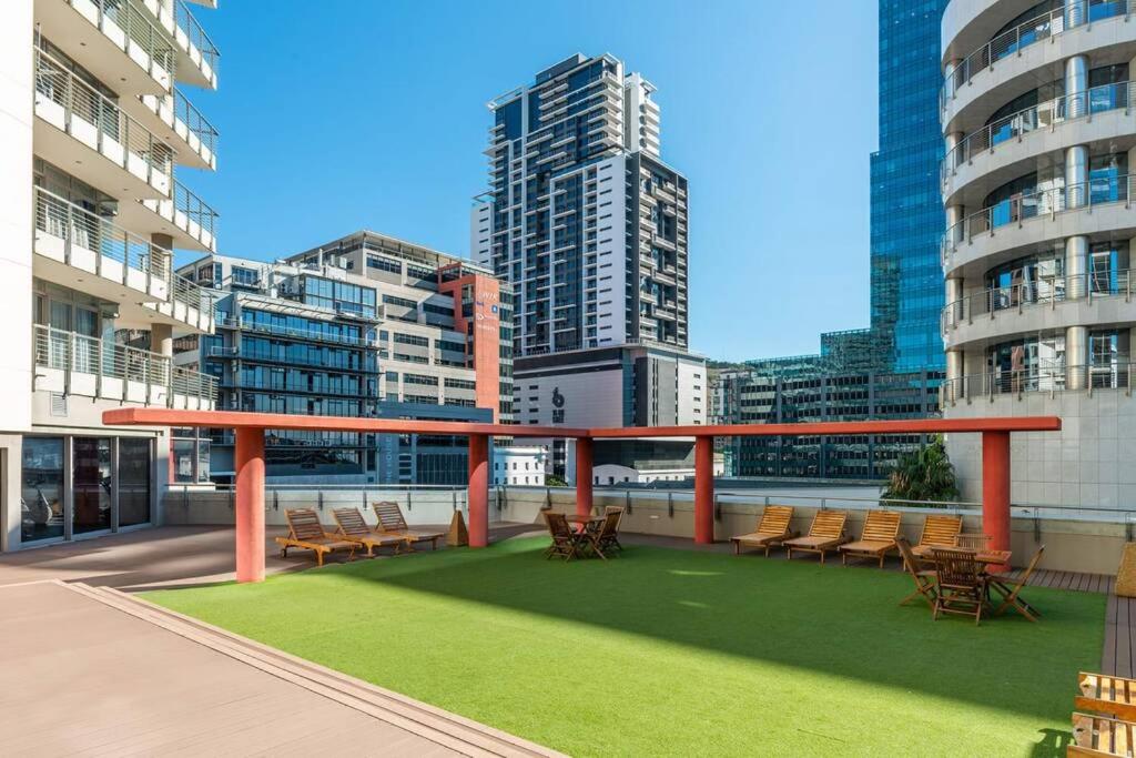 Spacious Apartment in CBD Pool & Parking perfect for the corporate traveller