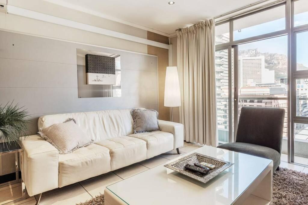 Spacious Apartment in CBD Pool & Parking perfect for the corporate traveller