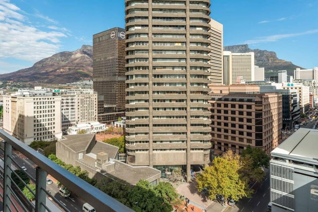 Spacious Apartment in CBD Pool & Parking perfect for the corporate traveller