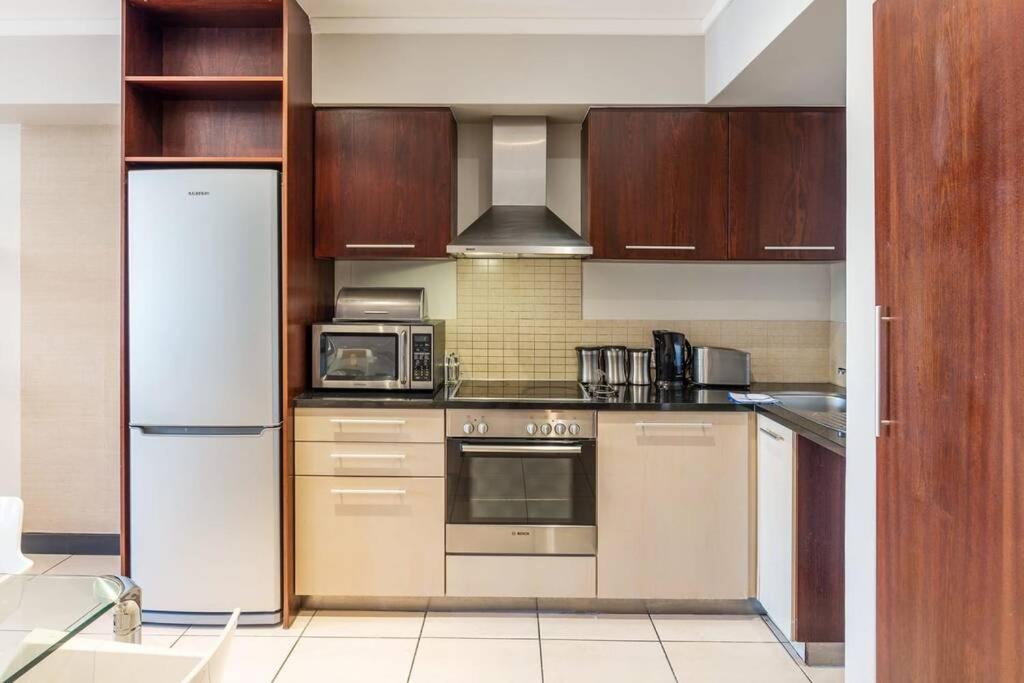 Spacious Apartment in CBD Pool & Parking perfect for the corporate traveller